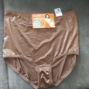 🎈 NWT Vassarette Undershapers Briefs